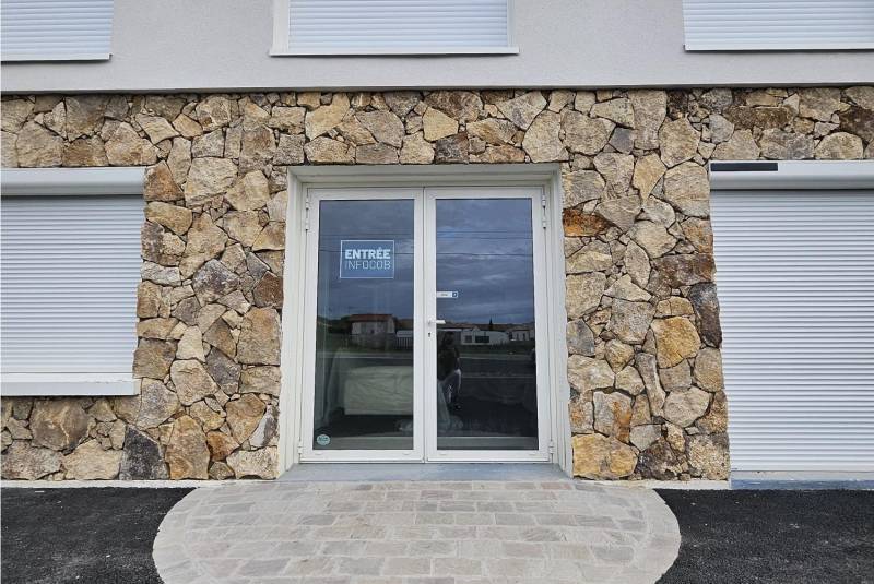 Parement pierre naturelle à coller pour mur rendu pierre sèche en intérieur et extérieur de Nantes à Nice, de Lyon à Bordeaux, de Bastia à Ajaccio