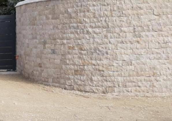 Parement en Travertin face éclatée et naturelle à Montpellier dans l'Hérault proche Béziers et Nîmes