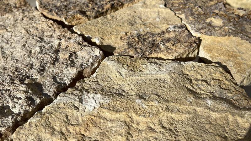 Parement pierre naturelle dorée et nuancée prêt à coller, rendu pierre sèche. Corse, Bastia, Ajaccio.