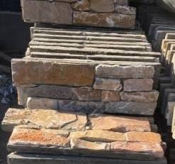 Parement pierre quartzite prêt à coller, sur support ciment à Montpellier dans l'Hérault proche Béziers et Nîmes