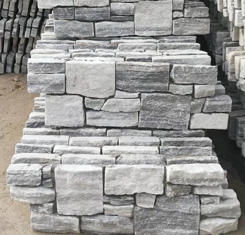 Parement pierre quartzite prêt à coller, sur support ciment à Montpellier dans l'Hérault proche Béziers et Nîmes