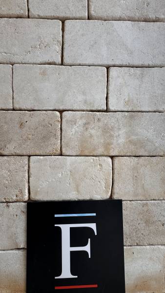 Pavé ANTICA© en Pierre Naturelle de France pour Passage de Voiture et Entrée de Garage – Durabilité et Esthétique.