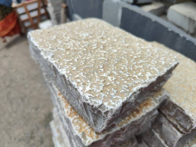 Pavé en pierre naturelle et pavé en granit. PARIS