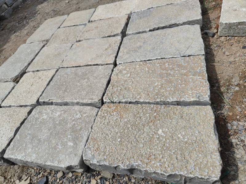 Vieux pavé en pierre calcaire. Pierres naturelles de France 36 rue de Bourgogne à Paris Uniquement sur RDV