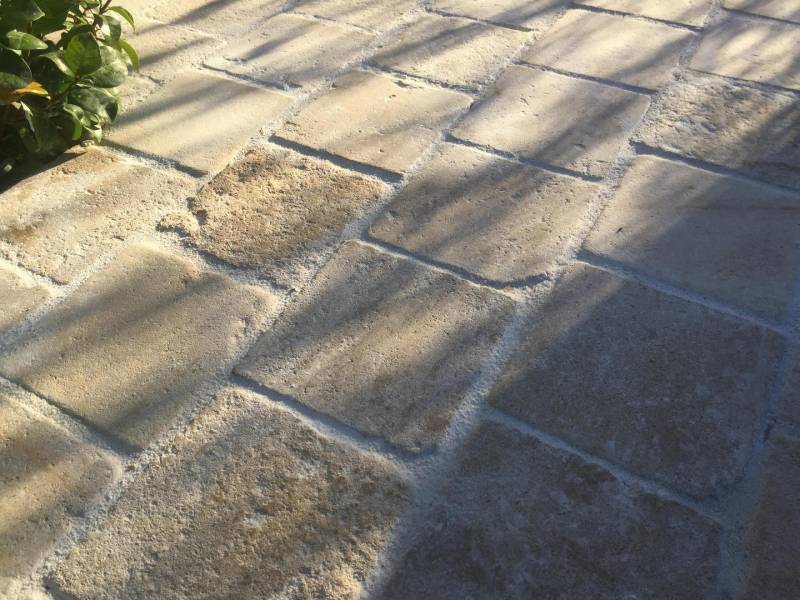 Pavé en pierre naturelle du Périgord vieillie. Pierres naturelles de France 36 rue de Bourgogne à Paris Uniquement sur RDV