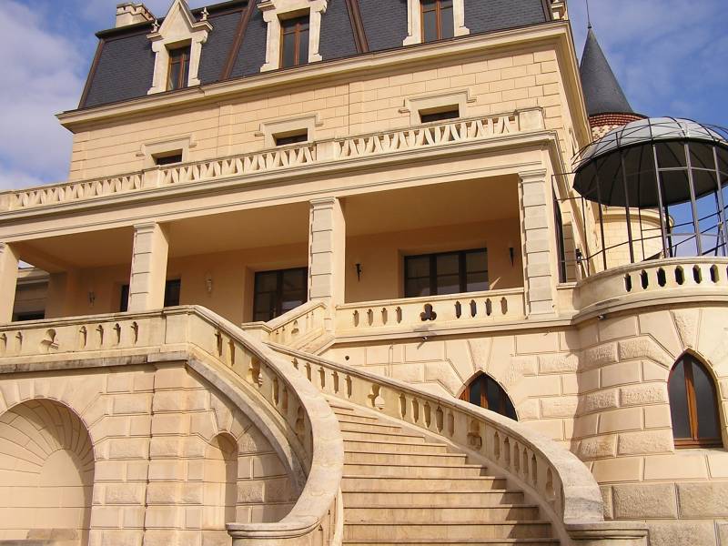 Escaliers en pierre de Beaumanière au Chateau de Saint Ame à Saint Tropez. Pierre Naturelle au showroom de Paris : 36 rue de Bourgogne 75007 PARIS (uniquement sur RDV)