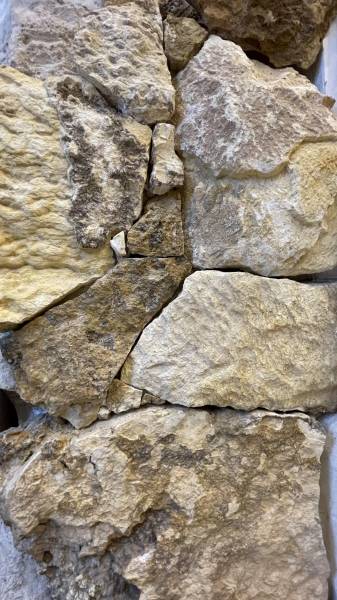 Parement pierre naturelle dorée et nuancée prêt à coller, rendu pierre sèche. Corse, Bastia, Ajaccio.