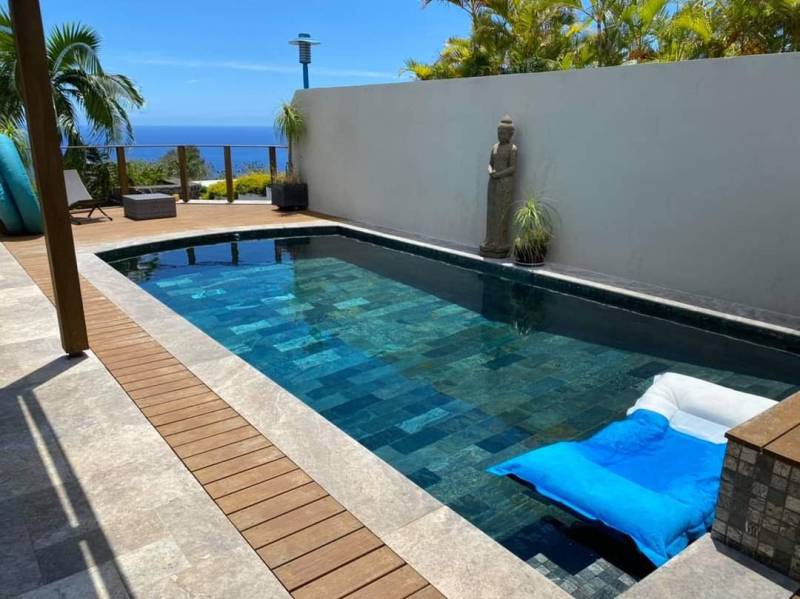 Parement et Margelle en Pierre de Bali – Élégance Naturelle et Raffinement Exotique