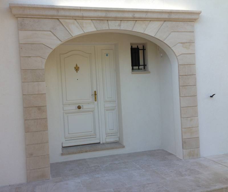Encadrement en pierre adoucie UZES