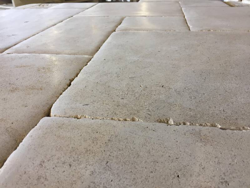 Dallage en pierre vieillie cathédrale LUBERON et ALPILLES