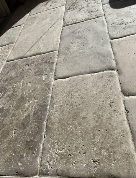 Carrelage pierre en Travertin, pierre naturelle de France et d'importation proche Uzès et Montaren dans le Gard en Occitanie