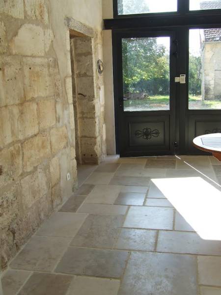 Carrelage pierre en Travertin, pierre naturelle de France et d'importation entre Uzès et Villeneuve-lès-Avignon dans le Gard en Occitanie