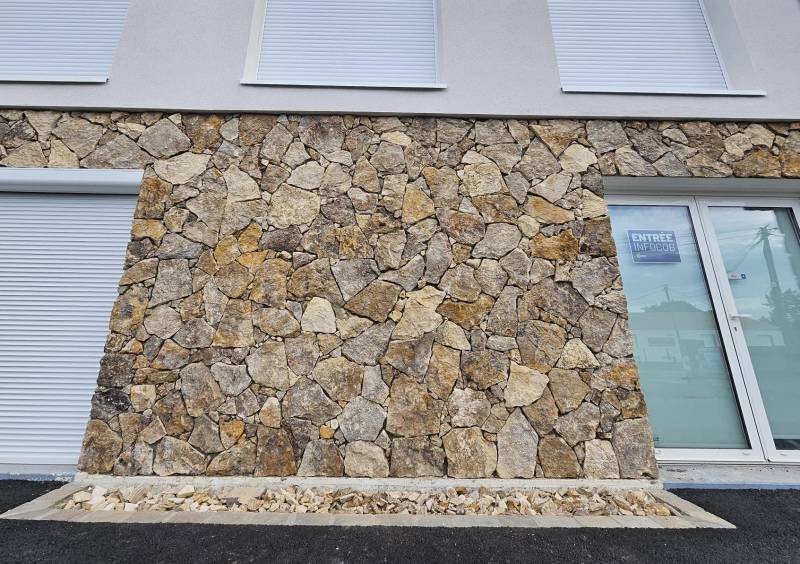 Parement pierre naturelle à coller pour mur rendu pierre sèche en intérieur et extérieur de Nantes à Nice, de Lyon à Bordeaux, de Bastia à Ajaccio