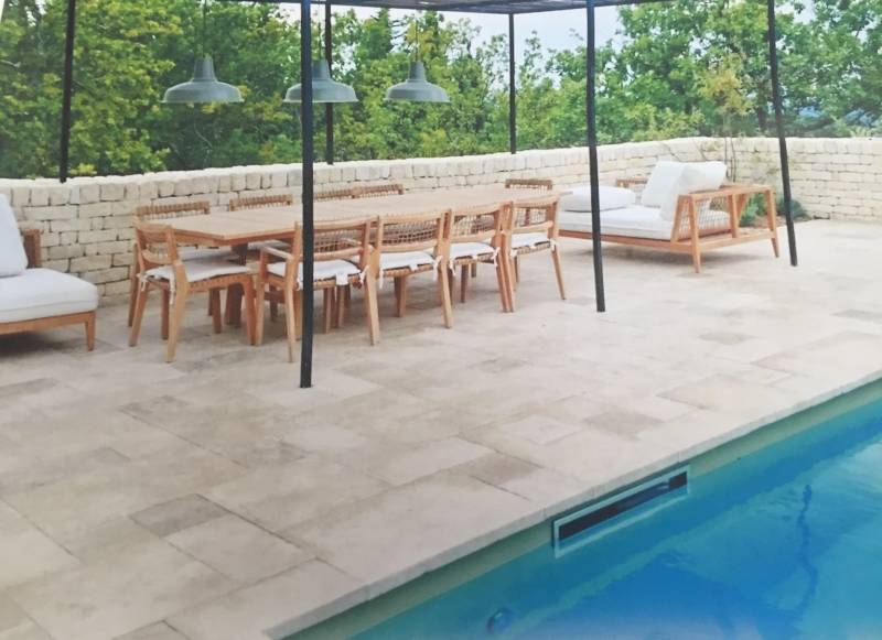 Margelle en Travertin ou en pierre Naturelle pour piscine et bassin, réalisation UZES entre Nîmes et Alès. livraison partout en France.