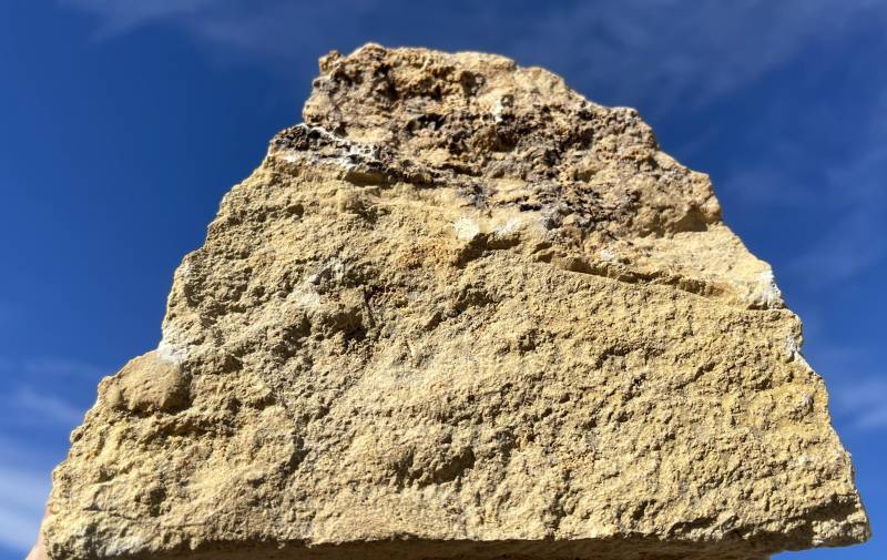 Parement pierre naturelle dorée et nuancée prêt à coller, rendu pierre sèche. Corse, Bastia, Ajaccio.