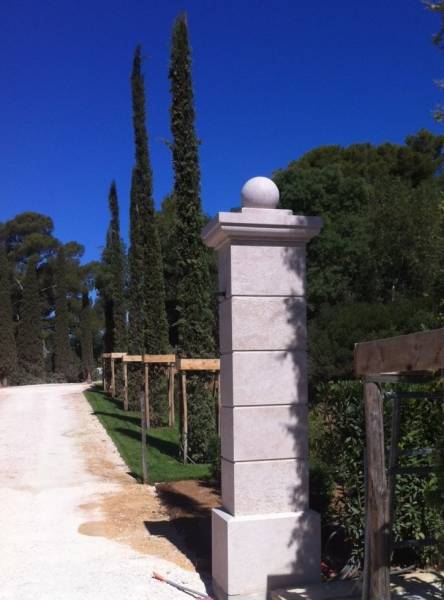 Pilier en PIERRE AMPILLY BORMES LES MIMOSAS
