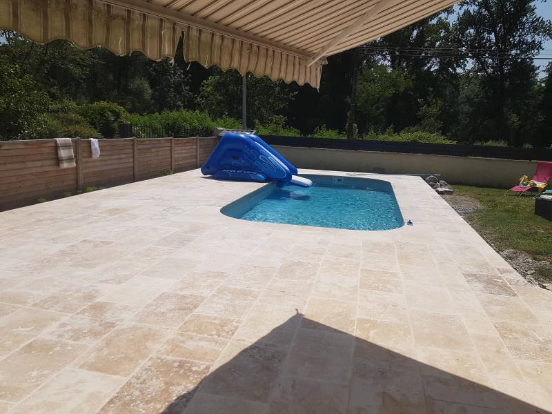 Travertin en terrasse et margelle de piscine