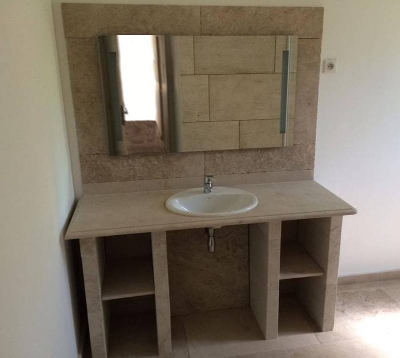 Pierre pour sol et mur salle de bain, plan vasque, dallage, livraison Paris, Bordeaux, Lyon...