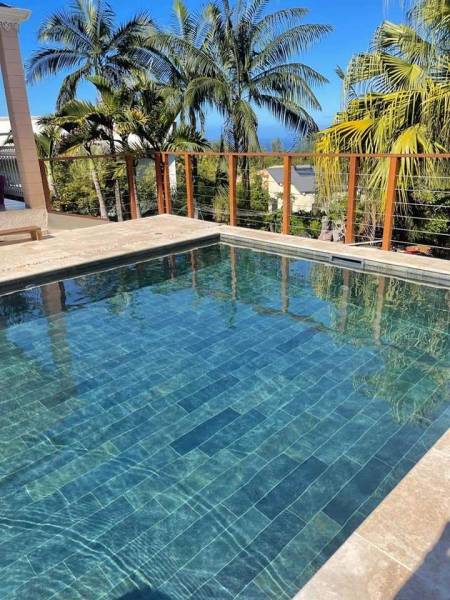 La pierre de Bali en quartzite est une option de plus en plus prisée pour les piscines grâce à ses nombreuses qualités esthétiques et fonctionnelles. Si vous envisagez de rénover votre espace piscine, voici pourquoi cette pierre naturelle pourrait être le