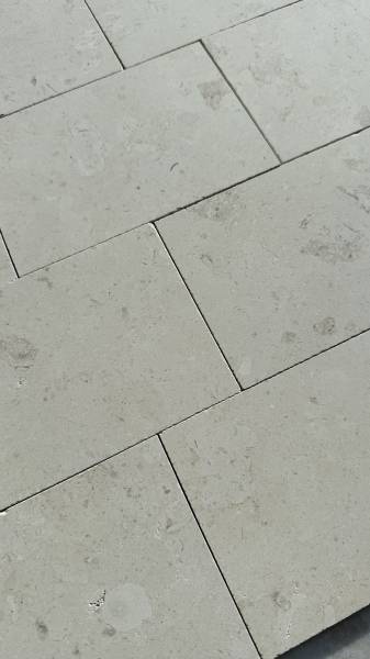 Carrelage pierre Sainte-Croix, Périgord en Dordogne, teinte ivoire, écru pour sol intérieur moderne, en cabochon et en damier à Neuilly 92 Hauts-de-Seine, région parisienne