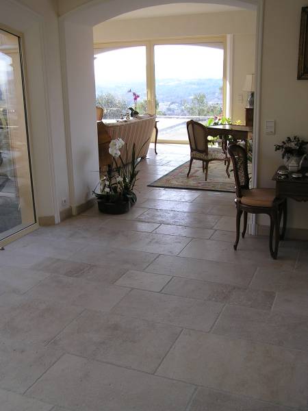 PIERRES NATURELLES DE FRANCE : DALLAGE, PAVÉ, MARGELLE, PAREMENT. FRANCEPIERRE assure une livraison partout en France : de Bordeaux à Metz, de Toulon à Brest.