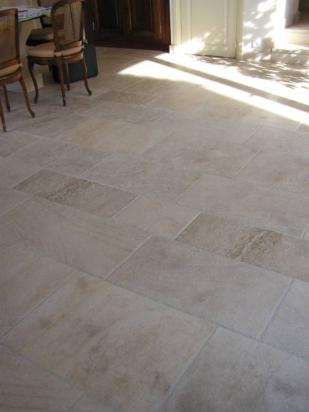 PIERRES NATURELLES DE FRANCE : DALLAGE, PAVÉ, MARGELLE, PAREMENT. FRANCEPIERRE assure une livraison partout en France : de Bordeaux à Metz, de Toulon à Brest.