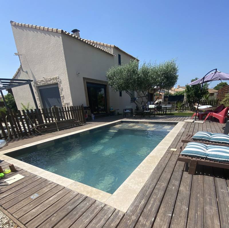 Travertin, pierre naturelle pour dallage en terrasse extérieur et plage de piscine Vaucluse Lubéron Cavaillon 84