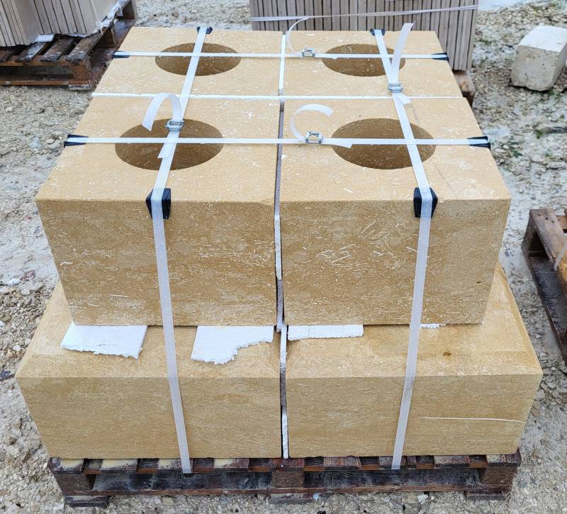 Pilier taille de pierre. Pierres naturelles de France 36 rue de Bourgogne à Paris Uniquement sur RDV