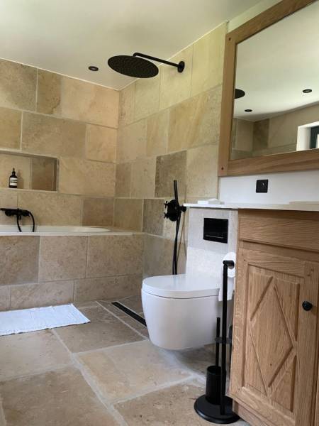 Carrelage pierre en Travertin, pierre naturelle de France et d'importation proche Uzès et Montaren dans le Gard en Occitanie