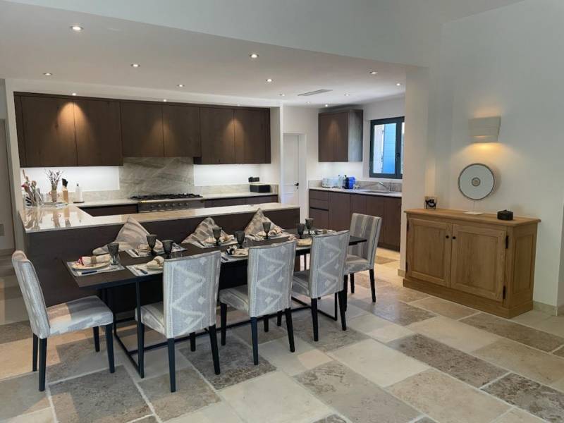 Carrelage pierre en Travertin, pierre naturelle de France et d'importation proche Uzès et Montaren dans le Gard en Occitanie