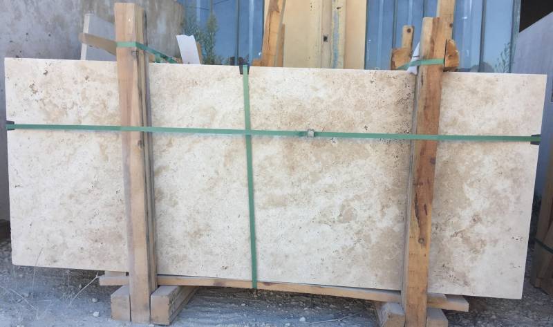 Travertin en tranche épaisseur 3cm. Pierre Naturelle au showroom de Paris : 36 rue de Bourgogne 75007 PARIS (uniquement sur RDV)