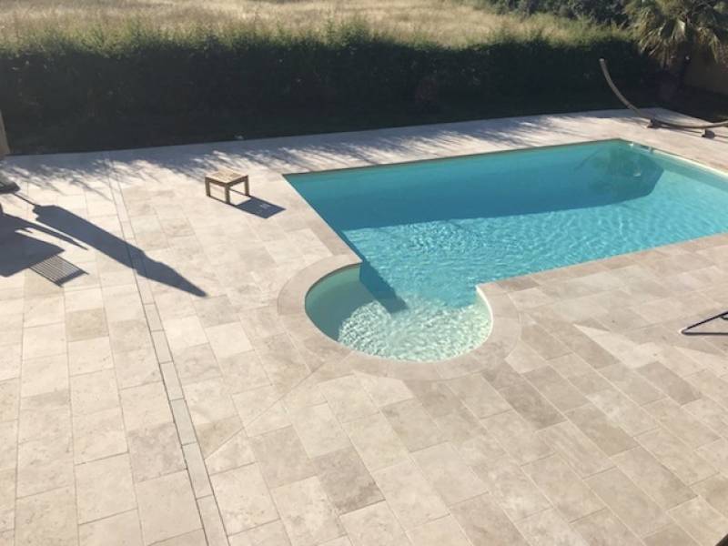 Carrelage en pierre Travertin extérieur pour terrasse et plage de piscine entre Narbonne et Béziers