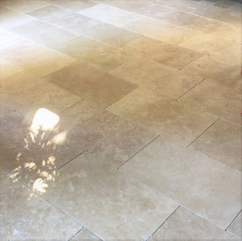 Fournisseur de sol en Travertin pierre naturelle à Paris et région parisienne pour salon et cuisine