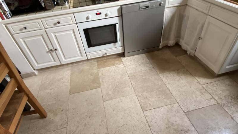 Le travertin est une pierre naturelle calcaire pour sol de cuisine.