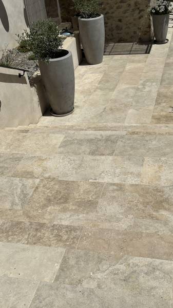 Travertin à Paris : La Pierre Naturelle pour Vos Projets de Dallage Extérieur