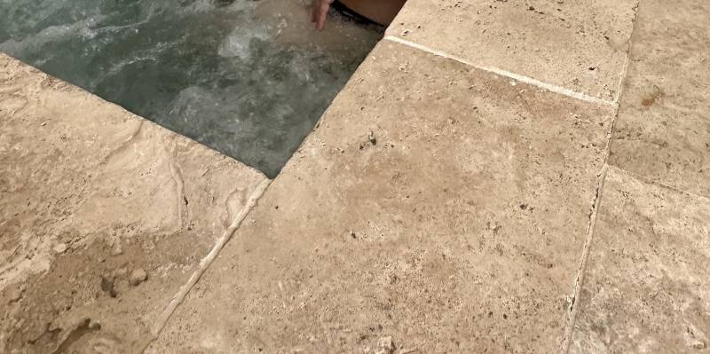 Margelle de Piscine en Travertin pierre naturelle : Élégance et Durabilité pour Votre Espace Aquatique