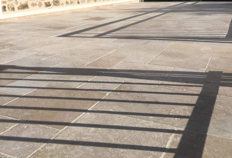 Travertin : La Pierre Naturelle Idéale pour Vos Projets de Décoration et d'Aménagement en extérieur.