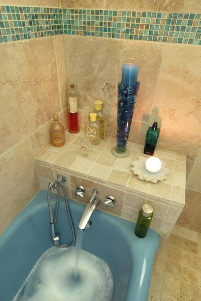 Travertin en pierre naturelle pour salle de bain est un choix privilégié pour créer une ambiance à la fois élégante, chaleureuse et durable.