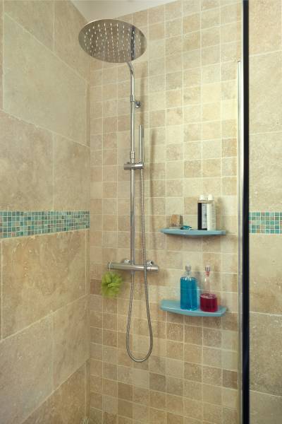 Le travertin est une pierre naturelle calcaire pour salle de bain, douche