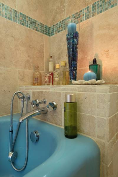 Travertin en pierre naturelle pour salle de bain est un choix privilégié pour créer une ambiance à la fois élégante, chaleureuse et durable.