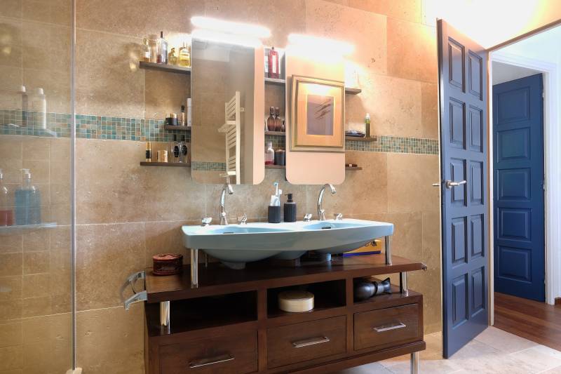 Travertin en pierre naturelle pour salle de bain est un choix privilégié pour créer une ambiance à la fois élégante, chaleureuse et durable.