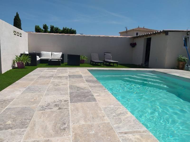 Carrelage en pierre Travertin extérieur pour terrasse et plage de piscine entre Narbonne et Béziers