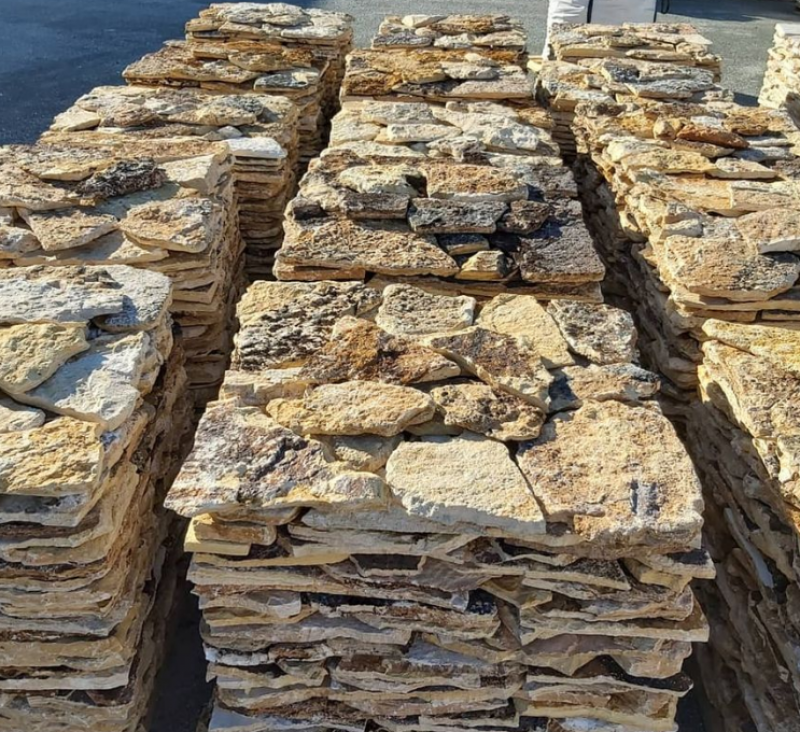 Parement pierre naturelle dorée et nuancée prêt à coller, rendu pierre sèche. Corse, Bastia, Ajaccio.