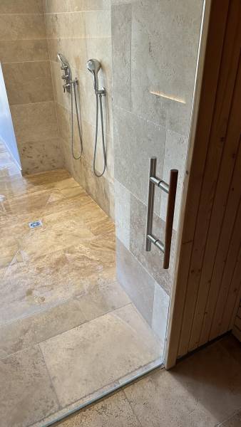 Fabricant Français, Tailleur de Pierre et Négoce de Carrelage Travertin en Pierre Naturelle près de Tarascon, Beaucaire et Saint-Rémy-de-Provence