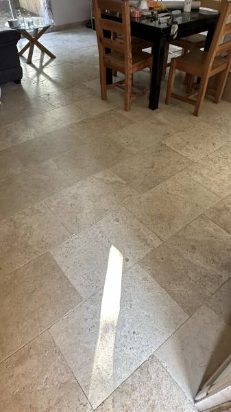 Travertin : la pierre naturelle pour le dallage intérieur