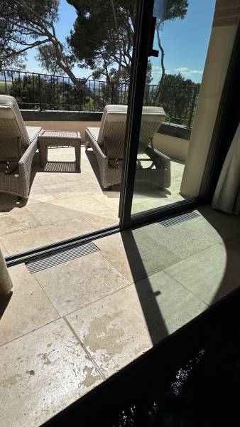 Carrelage en pierre Travertin extérieur pour terrasse et plage de piscine entre Narbonne et Béziers