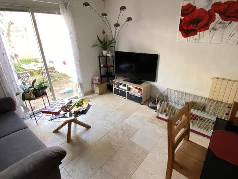 Le travertin est une pierre naturelle calcaire pour salon en intérieur.