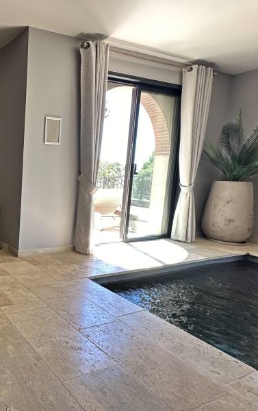 Piscine intérieur et Spa en Travertin : Élégance et Durabilité pour Votre Espace Aquatique.