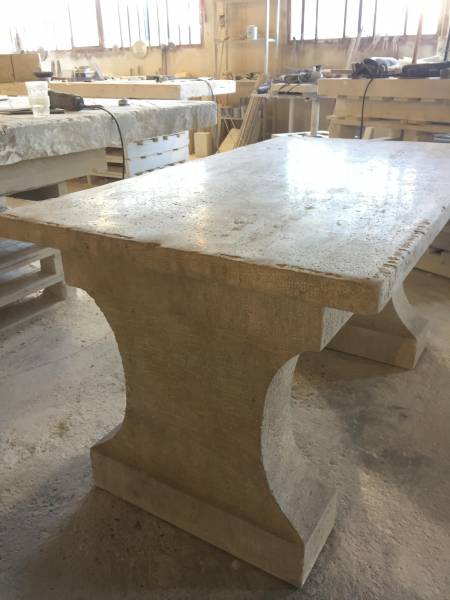 Pierre du Périgord épaisseur 5cm pour plateau de table et pieds massifs. Pierre Naturelle au showroom de Paris : 36 rue de Bourgogne 75007 PARIS (uniquement sur RDV)