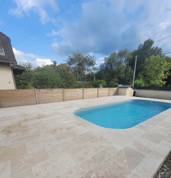 Travertin, pierre naturelle pour dallage en terrasse extérieur et plage de piscine Vaucluse Lubéron Cavaillon 84